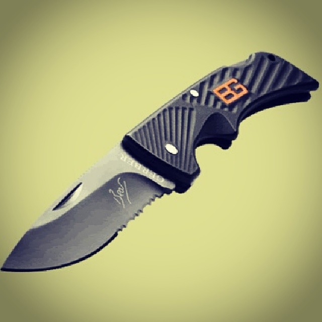 This little beauty is the Gerber Bear Grylls Compact Scout Knife 31-000760. Lightweight, easy to carry, perfect for your pocket. Stainless steel partially serrated 2.5