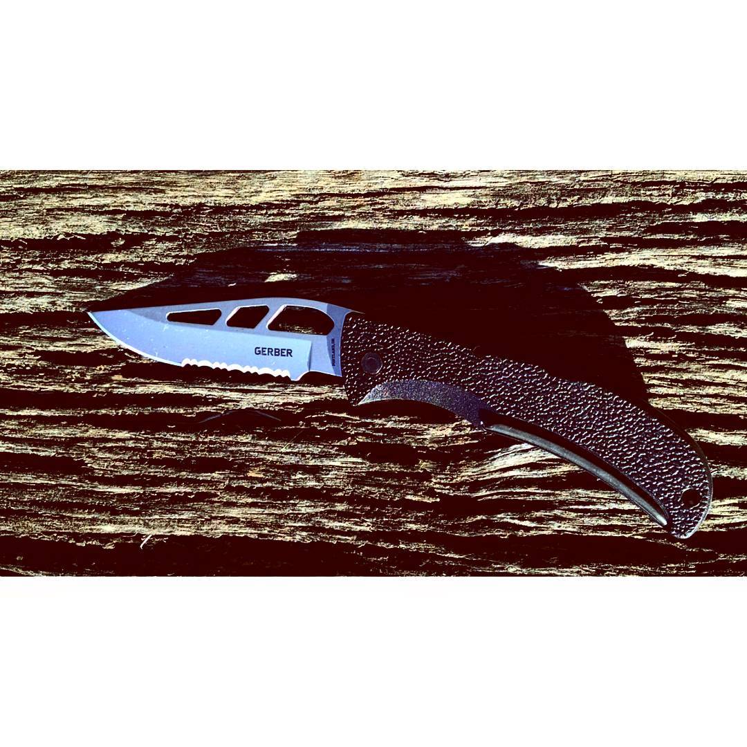 Gerber E-Z Out Skeleton Serrated Knife
Model #: 06751 46751

Smooth stainless steel blade with textured handle and grip. Not to mention its a great one handed knife. Overall it can handle any type of environment. 
#gerber #outdoors #superstrong #thatpicturetho #gerberonpoint #like4like #bestknivesofinstagram