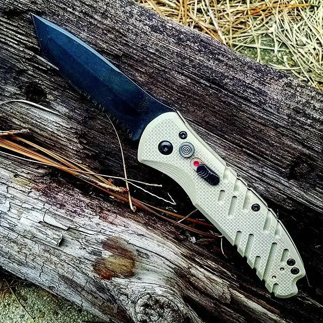 The Gerber Downrange Auto Knife has a automatic blade release. With a 3.5 inch S30V blade and tan G-10 handle. 
#gerber #gerberknives #downrange #auto #automatic #s30v #g10 #tan