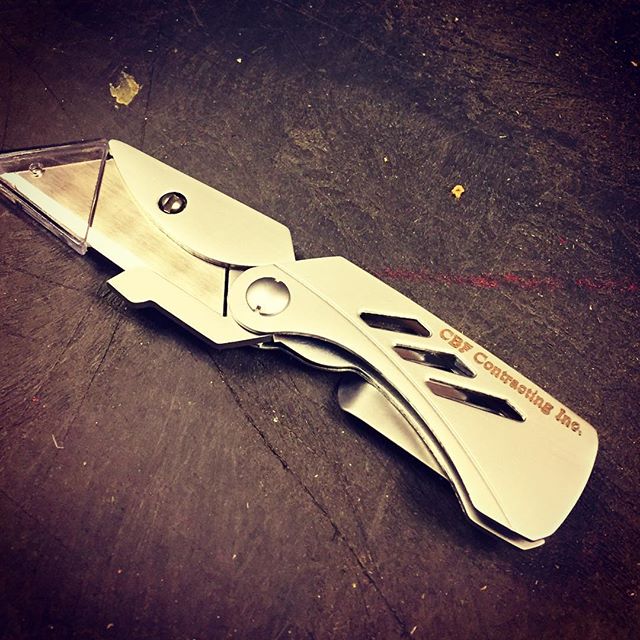 Gerber EAB Lite Utility Knife 31-000345. Lightweight and contractor quality blades. Engraved for this company who gave to all his employees for Christmas gifts! #gerberknives #engravedknives #companylogo #eablite #31-000345