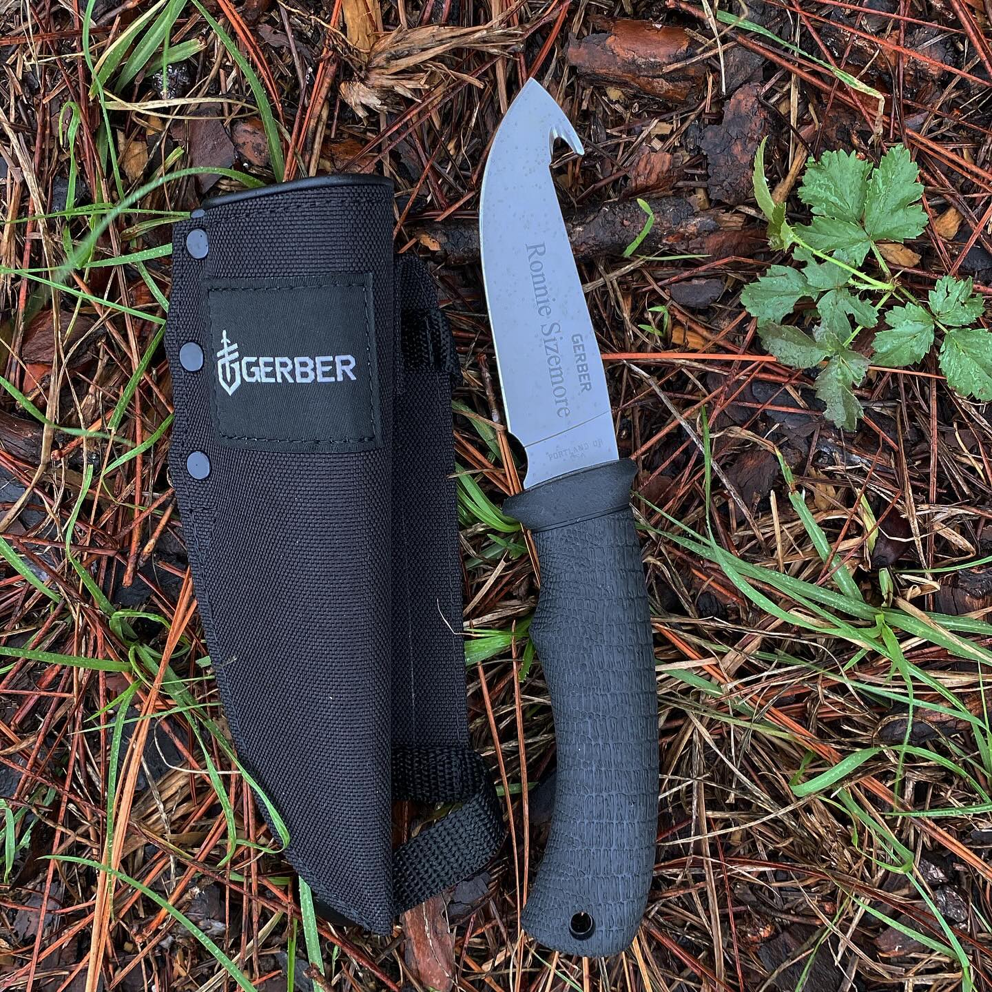 Gerber Gator Fixed fine edge blade with gut hook 06906- comes with a black nylon sheath that has a strap with two snap on buttons. Made in the USA.  #gatorfixedknives #madeinusa #gerbergator #06906